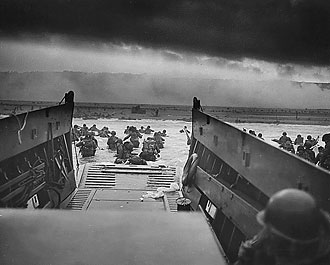 file:/activities/oralhistory/cappics/cohen1944_landing, alt: American soldiers landing onto the coast of Normandy