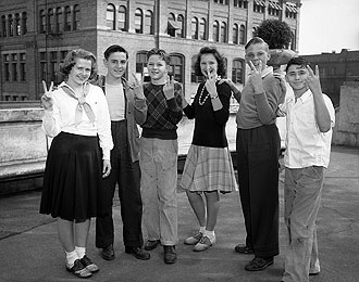 file:/activities/oralhistory/cappics/elliot1939vv_teens, alt: 6 teenagers displaying V for victory